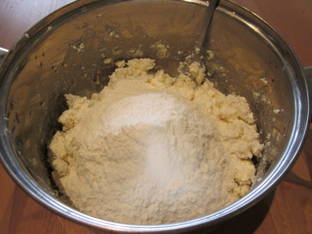Замешиваем песочное тесто. Добавить муку в тесто. Всыпаем муку и замешиваем тесто. Замешивание песочного теста. Тесто из масла и муки.